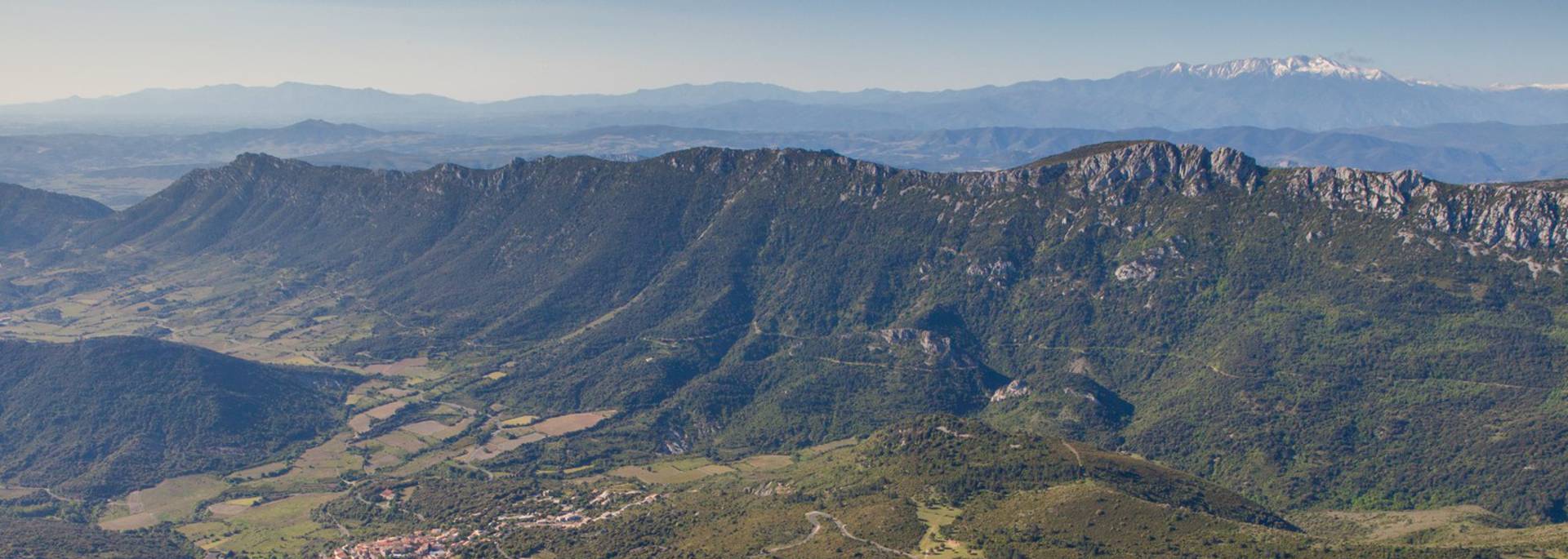 Die Burg Peyrepertuse,  die verschneiten Pyrenäen